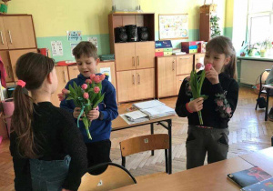 Dziewczynki z kwiatkami i upominkami od chłopców.