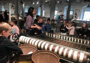 Zajęcia w Muzeum Włókiennictwa - zwiedzanie - poglądanie maszyn