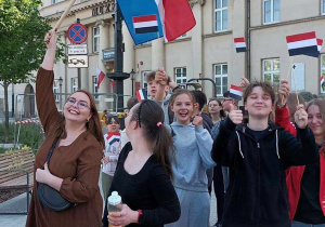 Nauczycielka historii i uczniowie podczas marszu