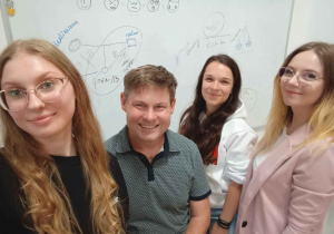 Prowadzący ze studentami
