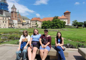 uczennice a z tyłu panorama Wawelu