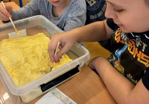 Uczniowie podczas pracy - boksy z piaskiem i poszukiwanie skarbów