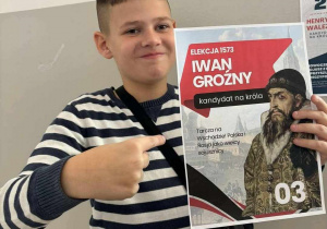 uczeń trzyma plakat z Iwanem Groźnym