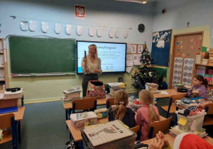 Pani opowiada o zawodzie pielęgniarki - pokazuje rekwizyt