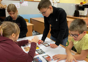 Uczniowie podczas pracy