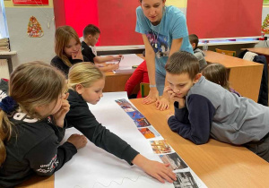 Uczniowie przygotowują planszę z fotografiami