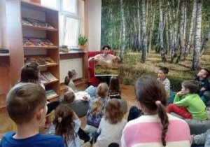 czyta - dzieci słuchaja