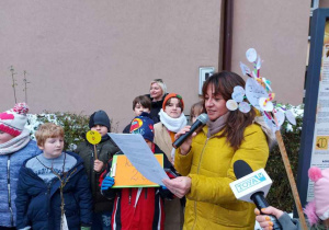 Dyrektor odczytuje tekst - uczniowie z tyłu