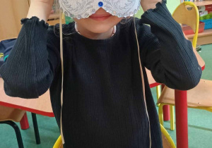 dziewczynka przymierza gotową maskę