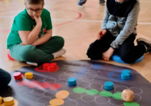 gra w wielkoformatowe gry planszowe rozłożone na sali gimnastycznej