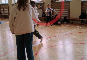 dziewczynka kręci na ręku hula hop