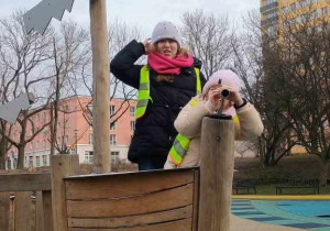 Na placu zabaw - drewniany statek