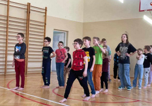 zajęcia sportowe na sali gimnastycznej