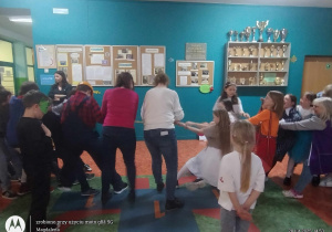 Bal na zakończenie Feriady - zabawa w przeciąganie liny