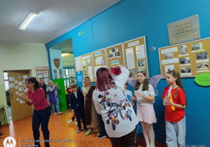 Pani Renata wręcza nagrody dzieciom za najlepsze przebranie
