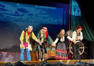 aktorzy na scenie - kolorowe kostiumy