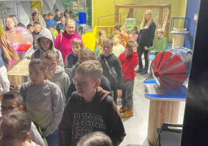 w experymantarium - dzieci przechodzą między stanowiskami