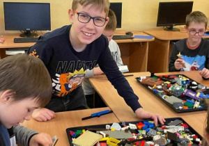 Chłopcy układają klocki Lego