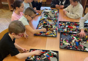 Dzieci przy klockach Lego