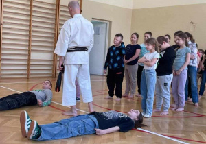 zajęcia na sali gimnastycznej - karate