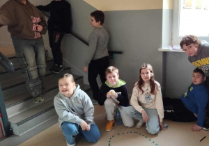 uczniowie ikładają serce z koralików na podłodze