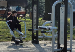 dziewczynka na urządzeniu w siłowni zewnętrznej