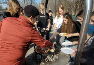 zdjęcie grupowe przy grilu