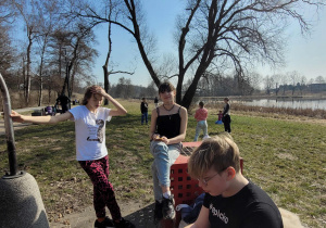 uczniowie podczas odpoczynku - plac zabaw