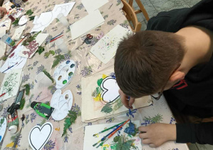 Chłopiec podczas wykonywania ekologicznej torby