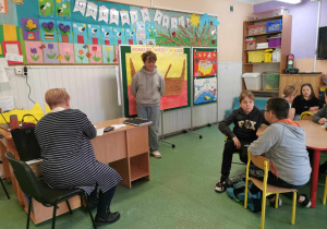 Nauczycielka i uczniowie biorący udział w konkursie