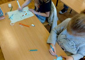 Uczennice kolorują motyle