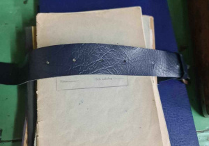 Dawny sposób noszenia zeszytów i książek do szkoły - wszystko spięte paskiem i na nim noszone