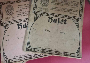 Eksponaty - bardzo stare zeszyty szkolne - kajety