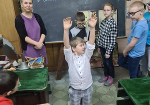 Dawna kara szkolna - klęczenie z rekami podniesionymi do góry