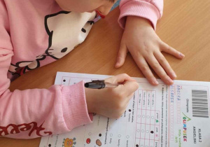 Uczennica rozwiązuje test z olimpiady z języka angielskiego