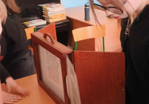 Uczniowie oglądają obrazy z teatrzyku