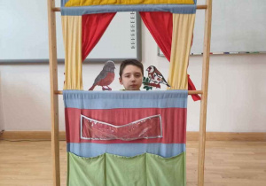 Teatrzyk i aktor z rekwizytami
