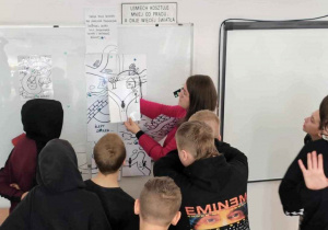 Uczniowie pod kierunkiem pani Psycholog budują mapę spokoju