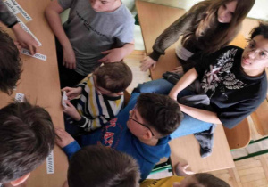 Uczniowie pracują wspólnie nad zadaniem