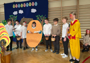 wszyscy aktorzy w swoich strojach