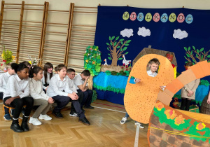 uczniowie z klasy 4 i aktor w kostiumie strusiego jajka