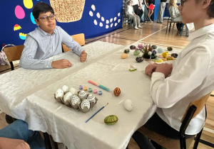 Stół w domu z tradycyjnie obchodzoną Wielkanocą - scena z przedstawienia