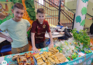 Chłopcy za wystawa z towarem światecznym