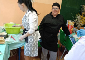 Mama z Rady Rodziców przy wypieku gofrów