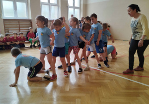 Wyścigi rzędów - przedszkolaki w niebieskich koszulkach