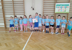 Zdjęcie grupowe roześmianych przedszkolaków