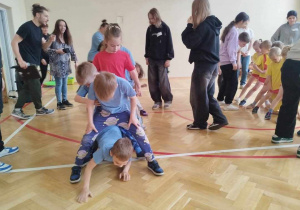 wyścigi rzędów - pod mostem z nóg