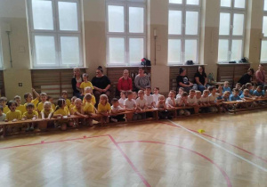 dróżyny usadzone kolorami oczekują na konkurencje