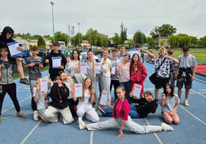 Z medalami i dyplomami - cała ekipa SP 111
