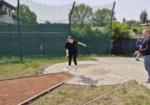 uczennica w konkurencji pchnięcia kulą